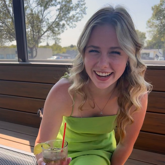 Meet your Posher, Alivia - Picture 1 of 1